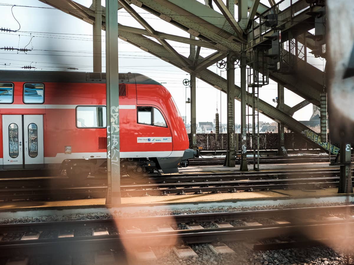 Ein Zug der Deutschen Bahn auf einer Brücke.