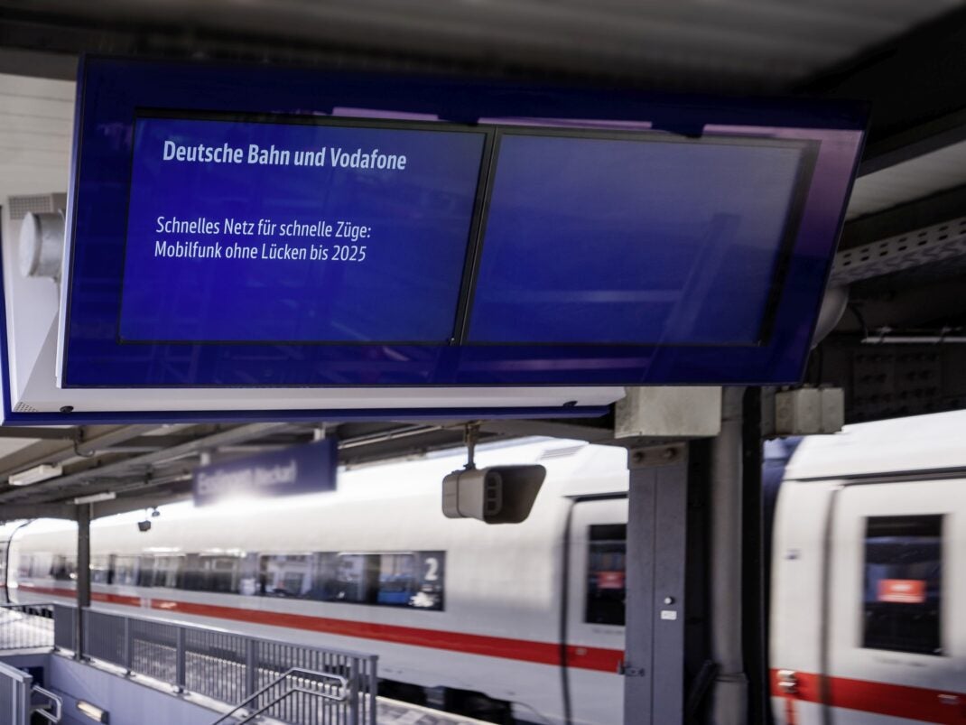 Fahrgastanzeige mit Bekanntmachung der Kooperation der Deutschen Bahn und Vodafone