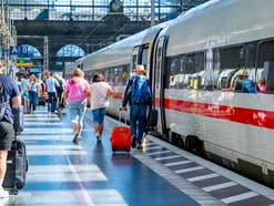 Ein Zug am Bahnhof