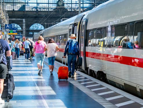 Kunden der Deutschen Bahn müssen jetzt mit Betrug rechnen Ein Zug am Bahnhof