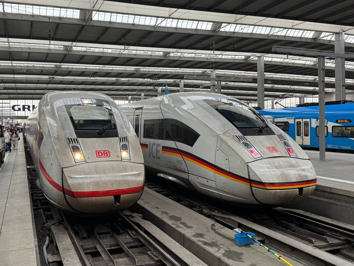 Zwei ICEs der Deutschen Bahn stehen in München Hbf