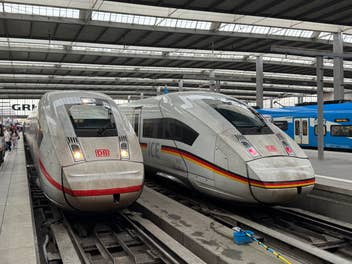 Zwei ICEs der Deutschen Bahn stehen in München Hbf