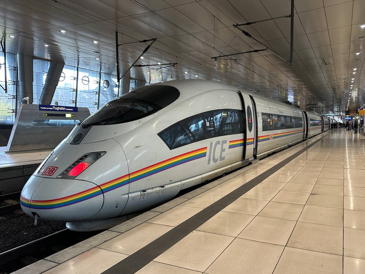 Ein ICE in Pride Lackierung der Deutschen Bahn