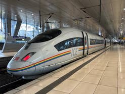 Ein ICE in Pride Lackierung der Deutschen Bahn