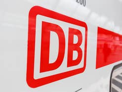 DB-Logo an einem IC der Deutschen Bahn.