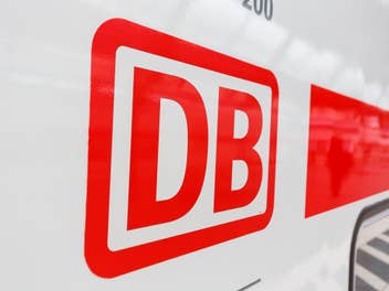 DB-Logo an einem IC der Deutschen Bahn.