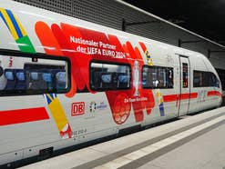 Ein ICE der Deutschen Bahn wirbt für die Fußball-EM 2024