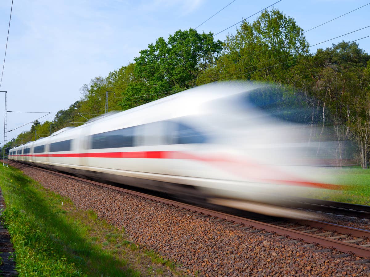 ICE der Deutschen Bahn während der Fahrt.