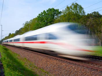 ICE der Deutschen Bahn während der Fahrt.