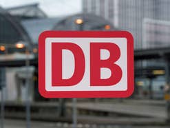 Logo der Deutschen Bahn am Hauptbahnhof Karlsruhe.