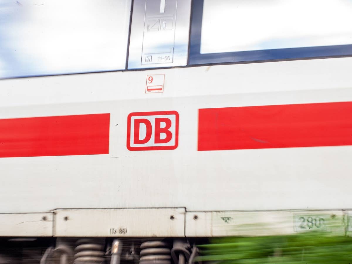 Das Logo der DB auf einem ICE