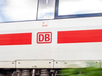 Das Logo der DB auf einem ICE