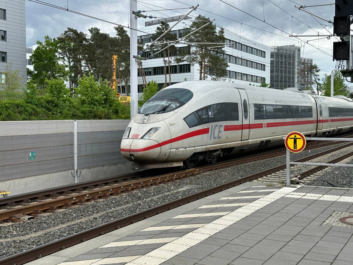 Ein ICE 3 der Deutschen Bahn bei der Durchfahrt an der Haltestelle Paul-Gossen-Straße