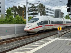 Ein ICE 3 der Deutschen Bahn bei der Durchfahrt an der Haltestelle Paul-Gossen-Straße