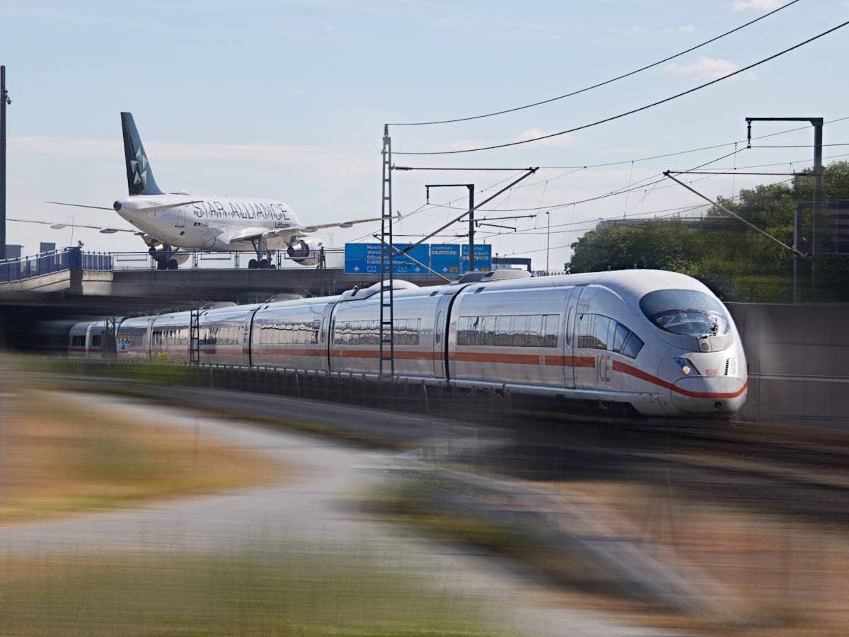 ICE vor einem Star Alliance Flugzeug