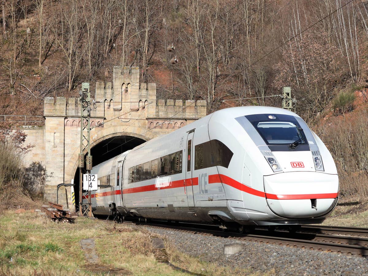 ICE 4 fährt aus dem Burghauner Tunnel heraus.