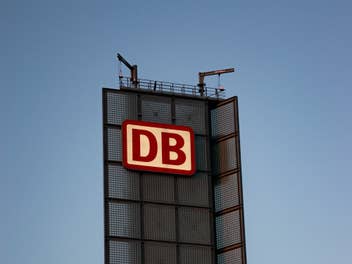 Deutsche Bahn Logo bei schönem Wetter.