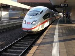 Zug an einem Bahnhof