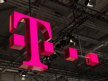Logo der Deutschen Telekom an der Decke eines Messestandes.