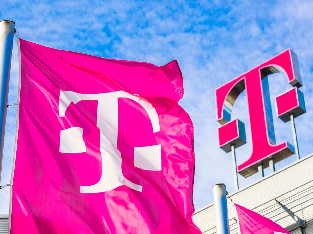 Flaggen vor Telekom-Zentrale.