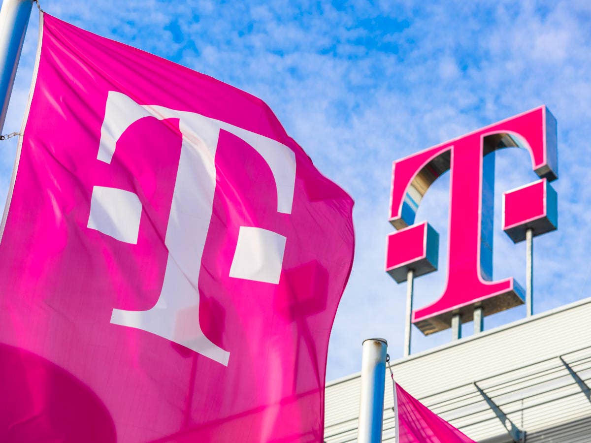 Deutsche Telekom Fahne und Telekom-T auf Konzernzentrale