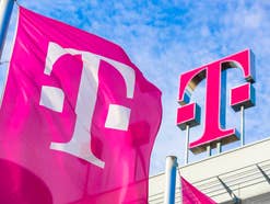 Deutsche Telekom Fahne und Telekom-T auf Konzernzentrale