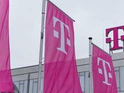 Deutsche Telekom Logos auf Fahnen vor einer Niederlassung