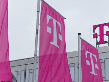 Deutsche Telekom Logos auf Fahnen vor einer Niederlassung