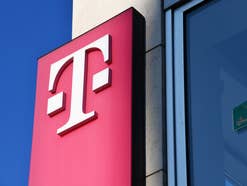 Logo der Deutschen Telekom an der Außenfassade eines Gebäudes.