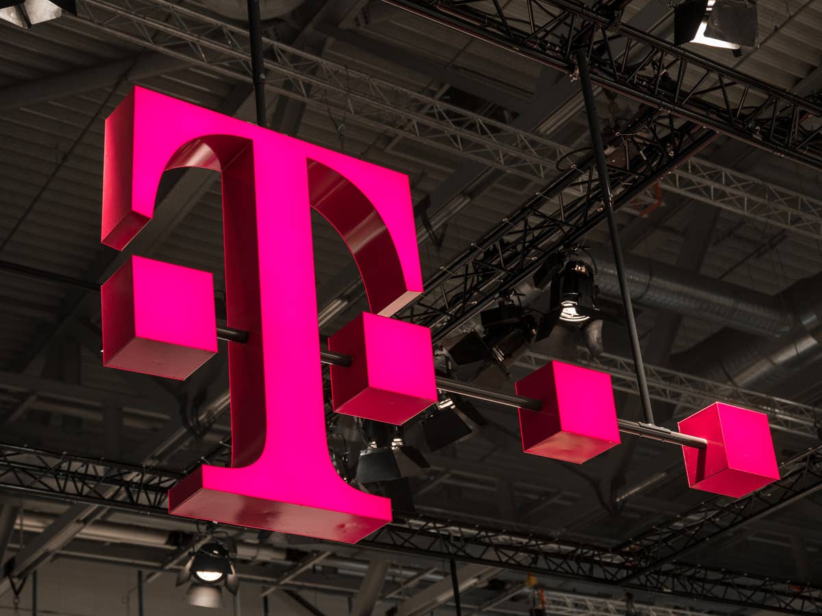 Telekom-Logo an einem Messestand.