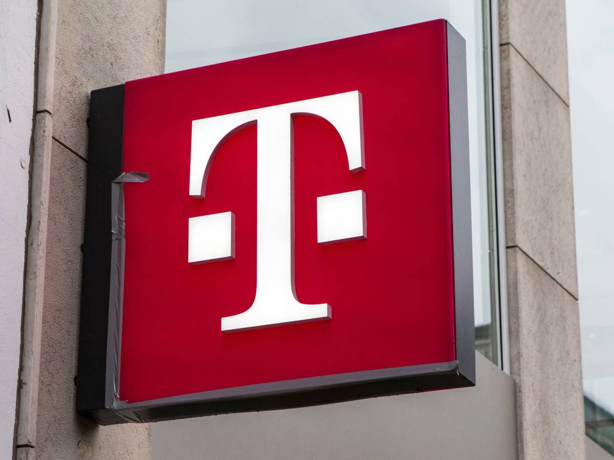 Logo der Deutschen Telekom an einem Shop.