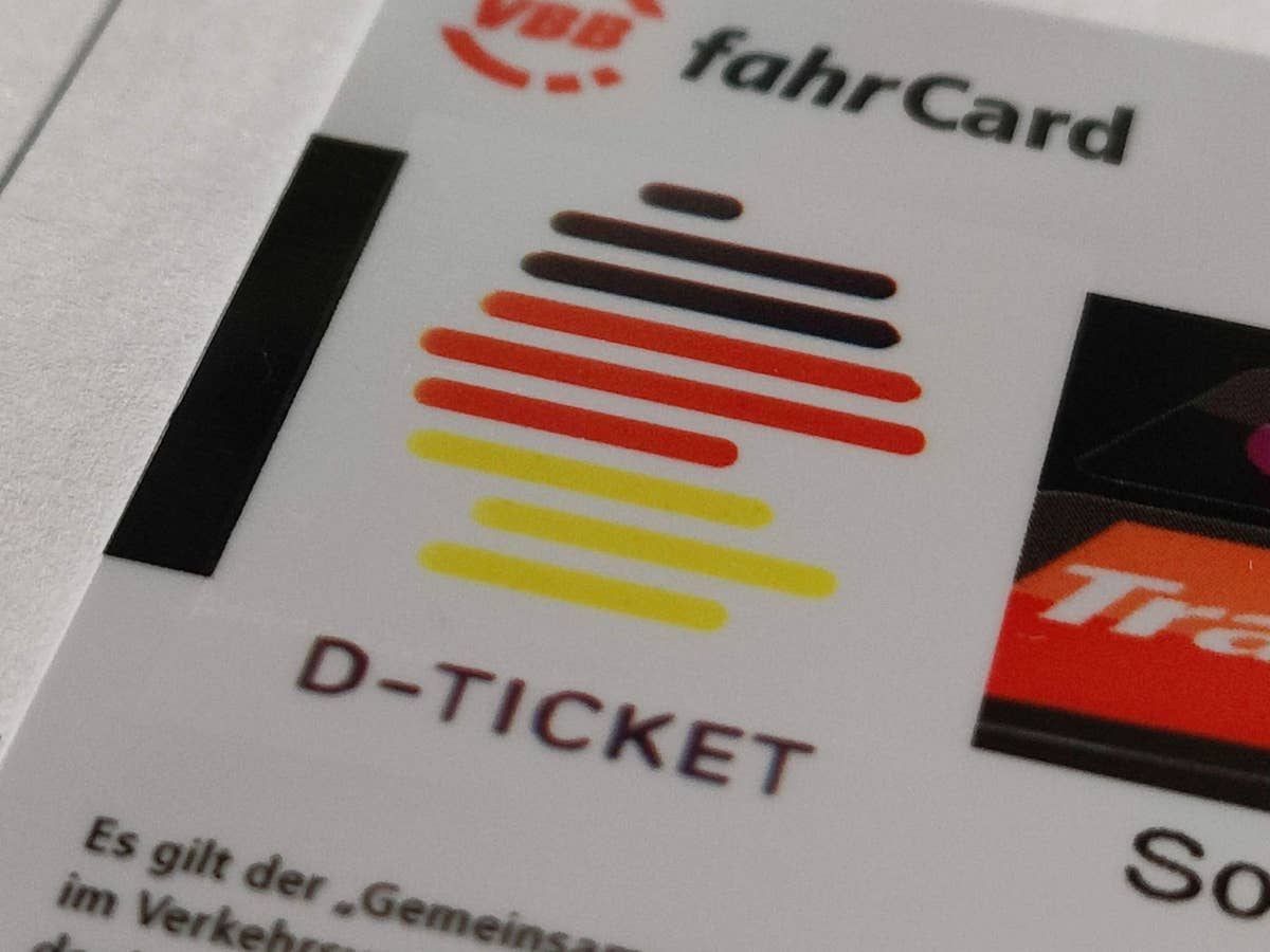 Deutschlandticket wird teurer Ein Deutschlandticket als Plastikkarte