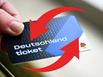 Hand hält Deutschlandticket