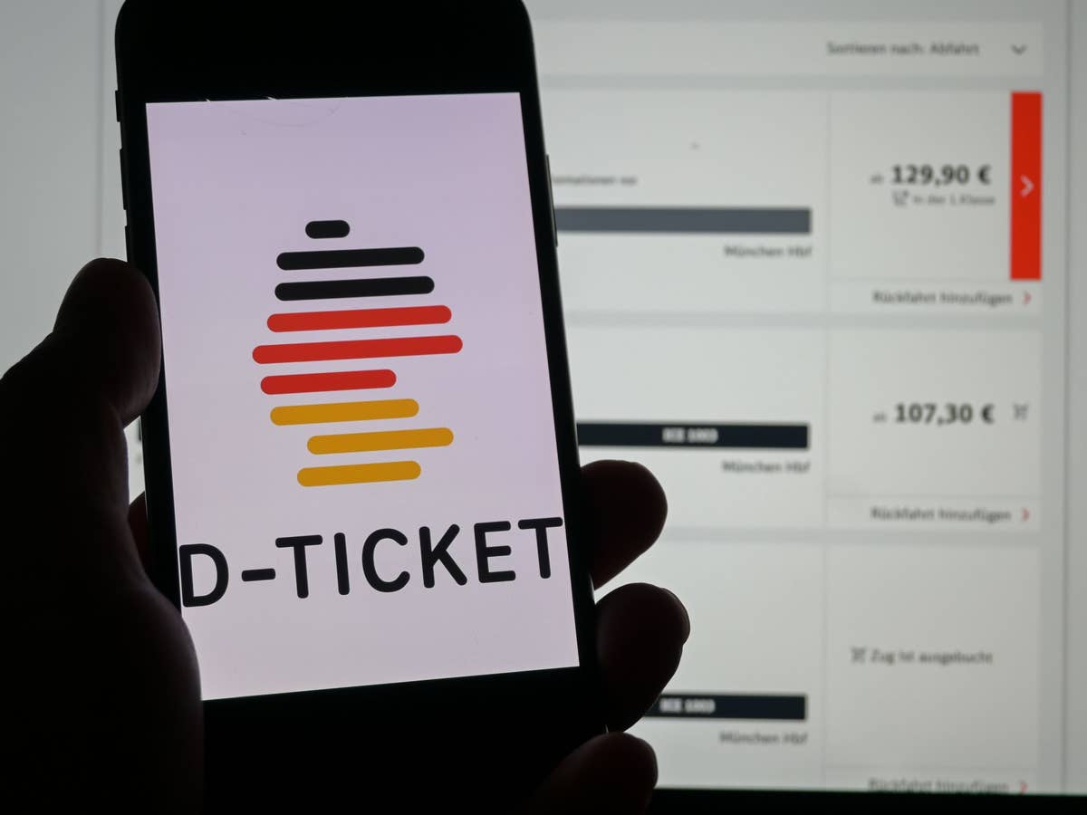Deutschlandticket: Neuer Preis ab 2027 Ein Deutschlandticket-Logo auf einem Handy