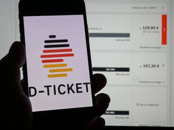 Ein Deutschlandticket-Logo auf einem Handy