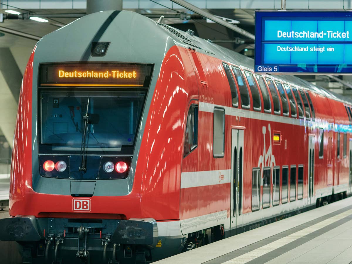 Wegen Preiserhöhung: Die Bahn droht mit Kündigung beim Deutschlandticket Ein Regionalexpress mit der Anzeige
