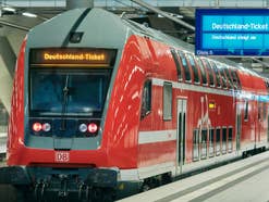 Ein Regionalexpress mit der Anzeige 