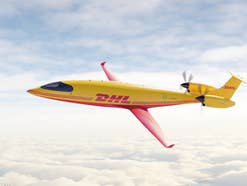 Der DHL E-Frachtflieger Alice in Gelb-Rot vor Wolkenhimmel