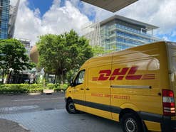 Ein Lieferauto von DHL