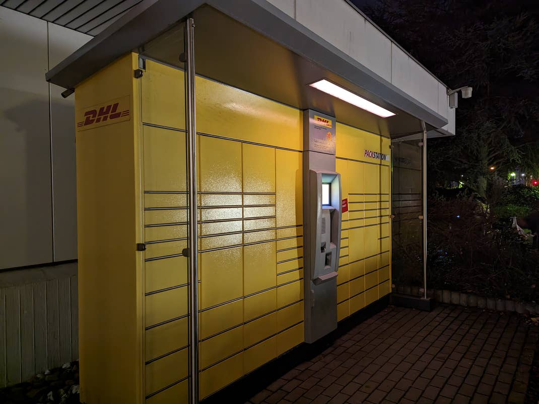 Eine DHL Packstation bei Nacht