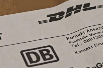 Ein DHL-Paket von der Bahn