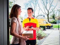 DHL-Zusteller mit Paket