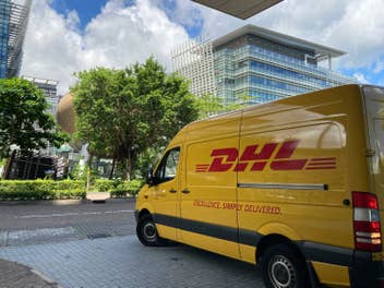 Ein Lieferwagen von DHL