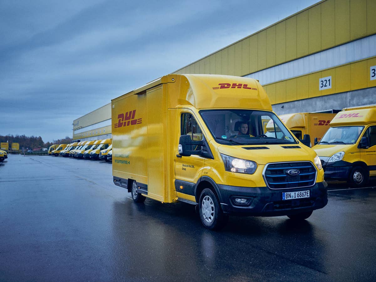 Ein Transporter von DHL auf dem Gelände einer Zustellbasis