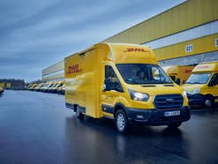 Streik bei der Post: Briefe und Pakete kommen später Ein Transporter von DHL auf dem Gelände einer Zustellbasis