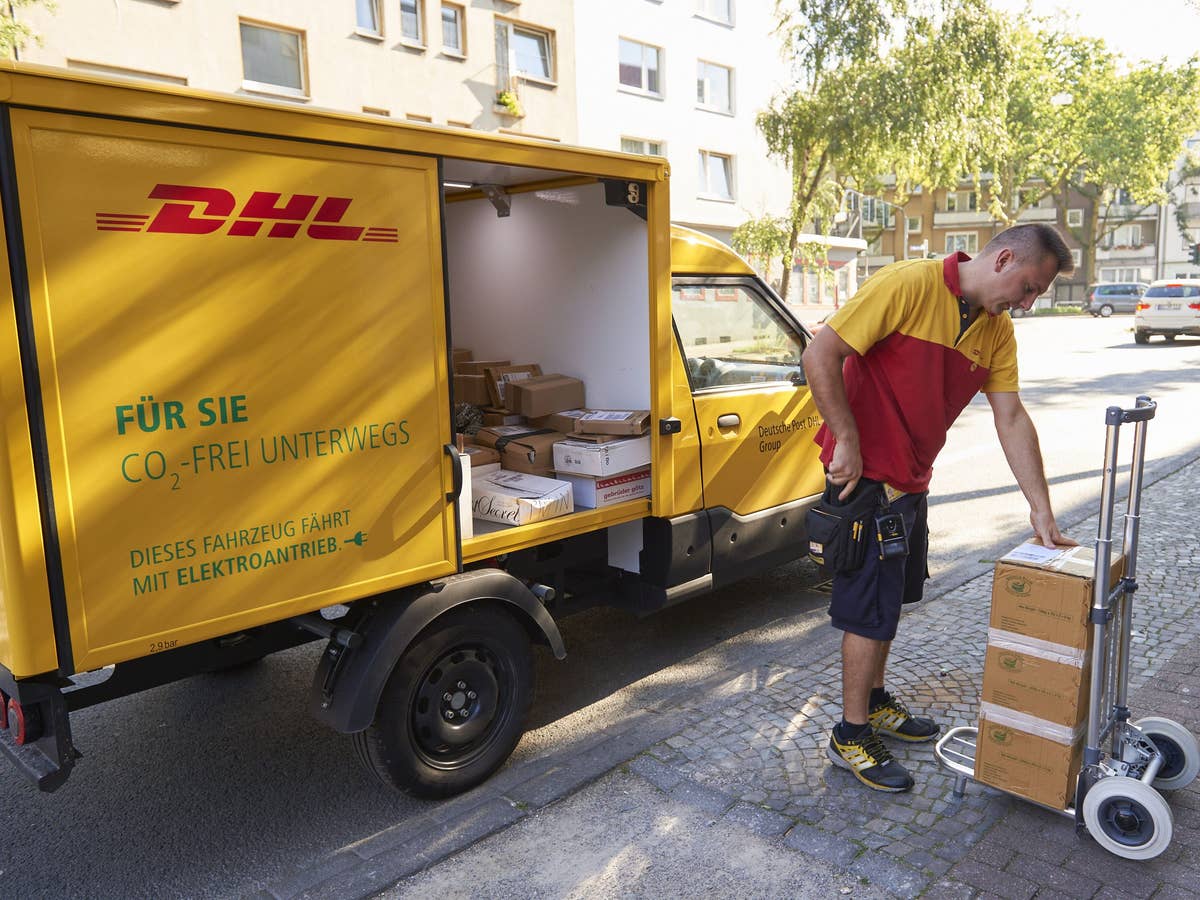 Ein DHL-Zusteller auf seiner Tour