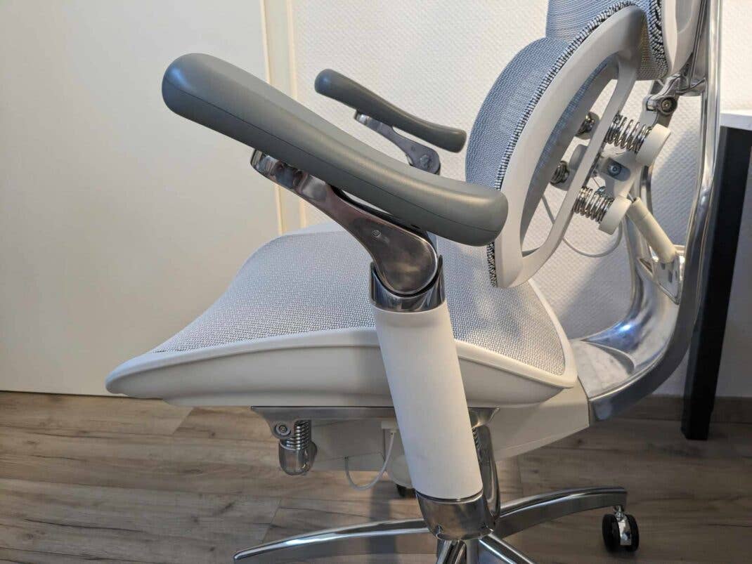 Die Armlehnen des ergonomischen Bürostuhls lassen sich in alle Richtungen bewegen