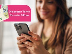 Frau hält Smartphone, daneben der Verweis auf Tarife für unter 5 Euro mit 5-Euro-Schein