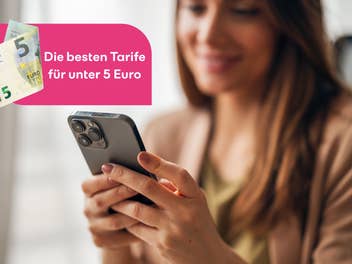 Frau hält Smartphone, daneben der Verweis auf Tarife für unter 5 Euro mit 5-Euro-Schein