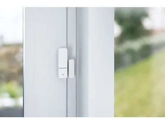 Die Bosch Tür-Fensterkontakte II Plus werden einfach per Klebepad an Fenster und Rahmen befestigt